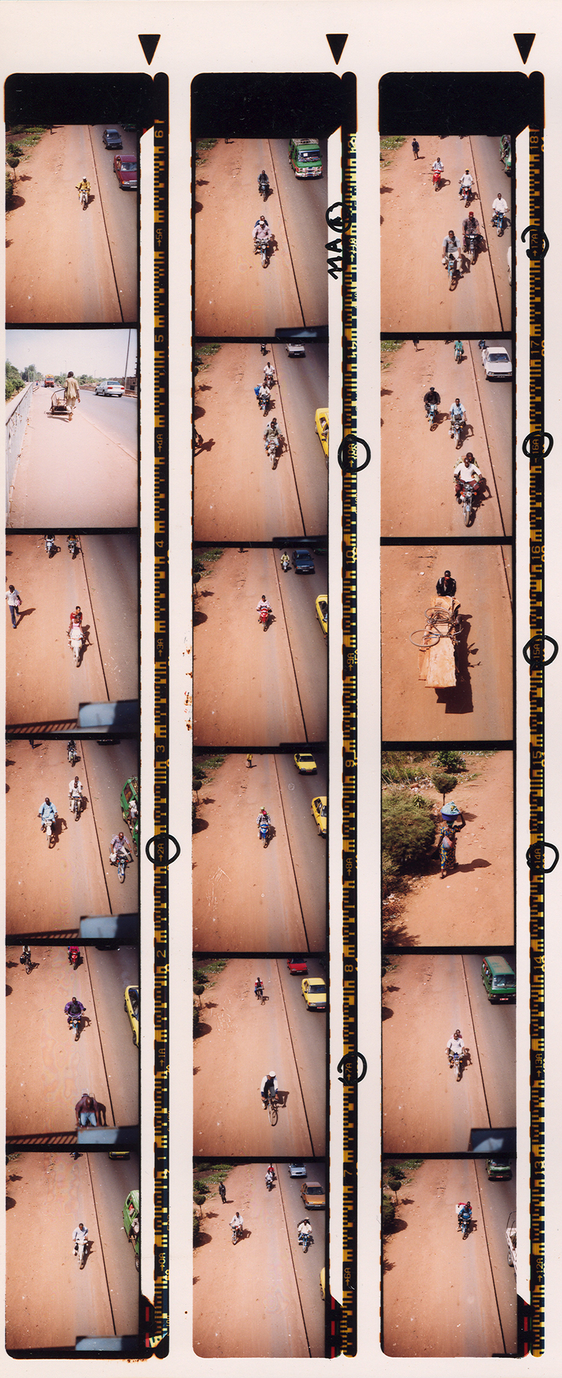 Magnolia Soto. Serie Bamako sur le pont, 2005. Hoja de contacto 8. Fotografía. 