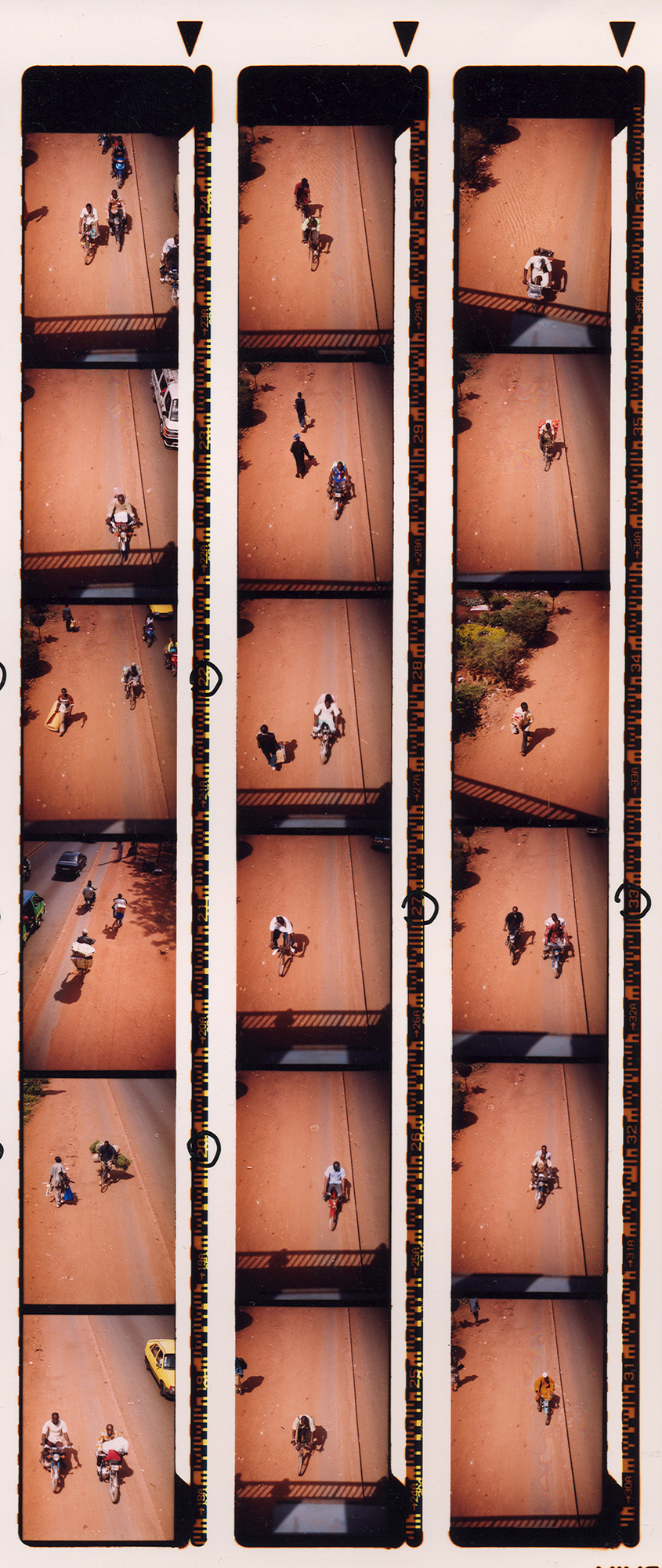 Magnolia Soto. Serie Bamako sur le pont, 2005. Hoja de contacto 1. Fotografía. 