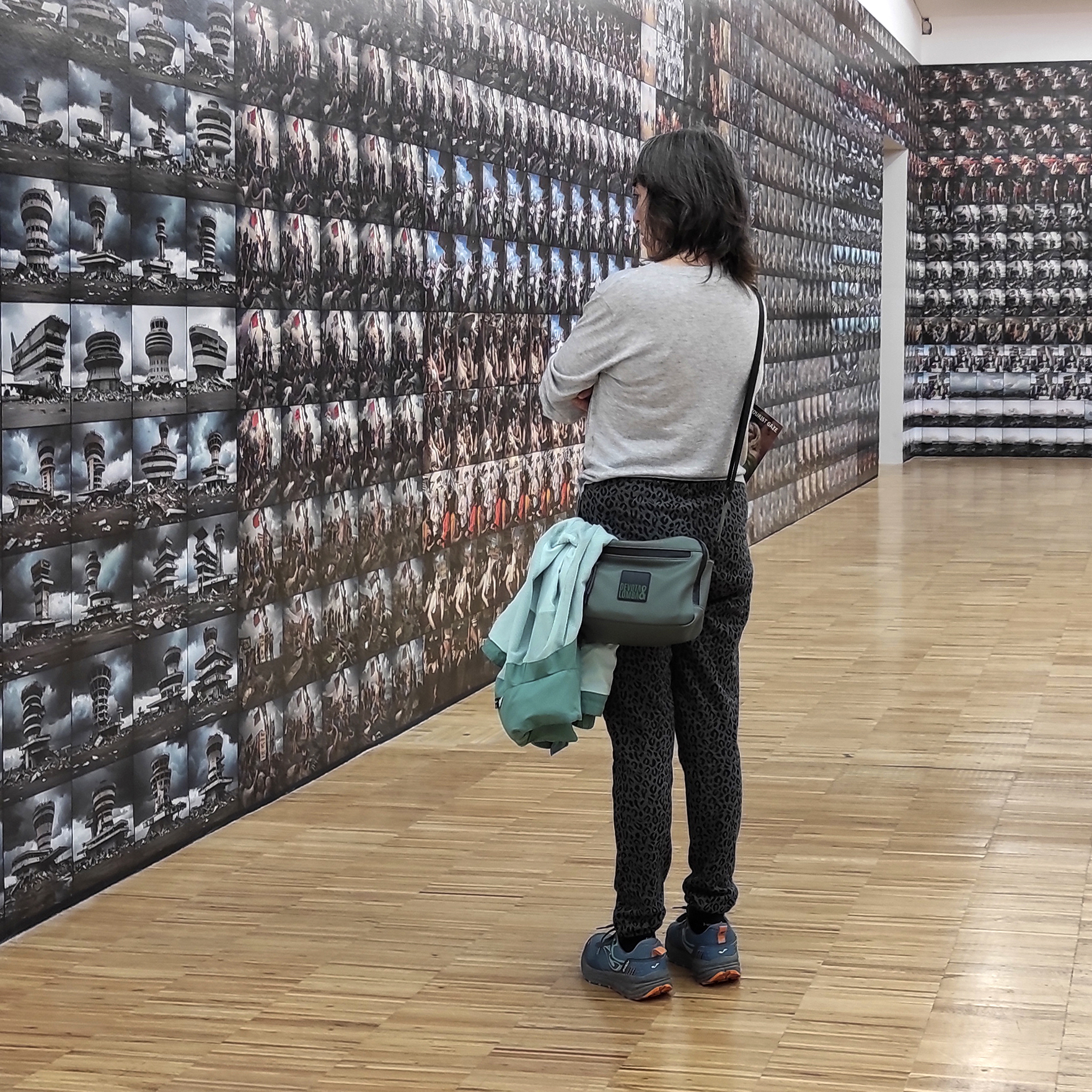 Imagen de la exposición "Prompt: the tourist gaze" en TEA, Tenerife Espacio de las Artes, 2025.