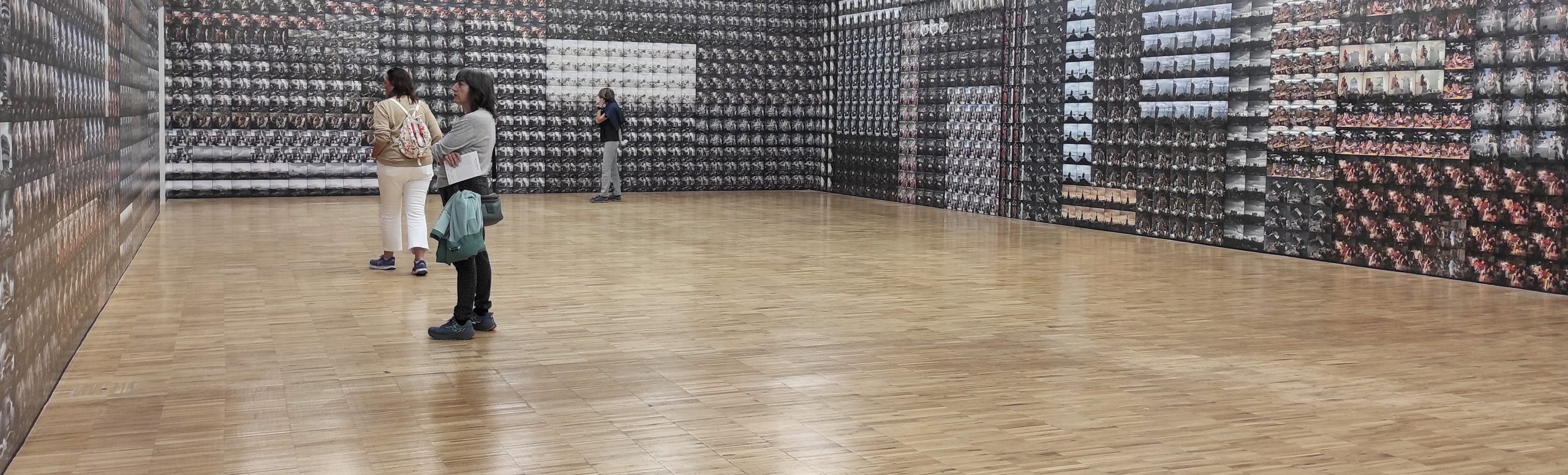 Imagen de la exposición "Prompt: the tourist gaze" en TEA, Tenerife Espacio de las Artes, 2025.