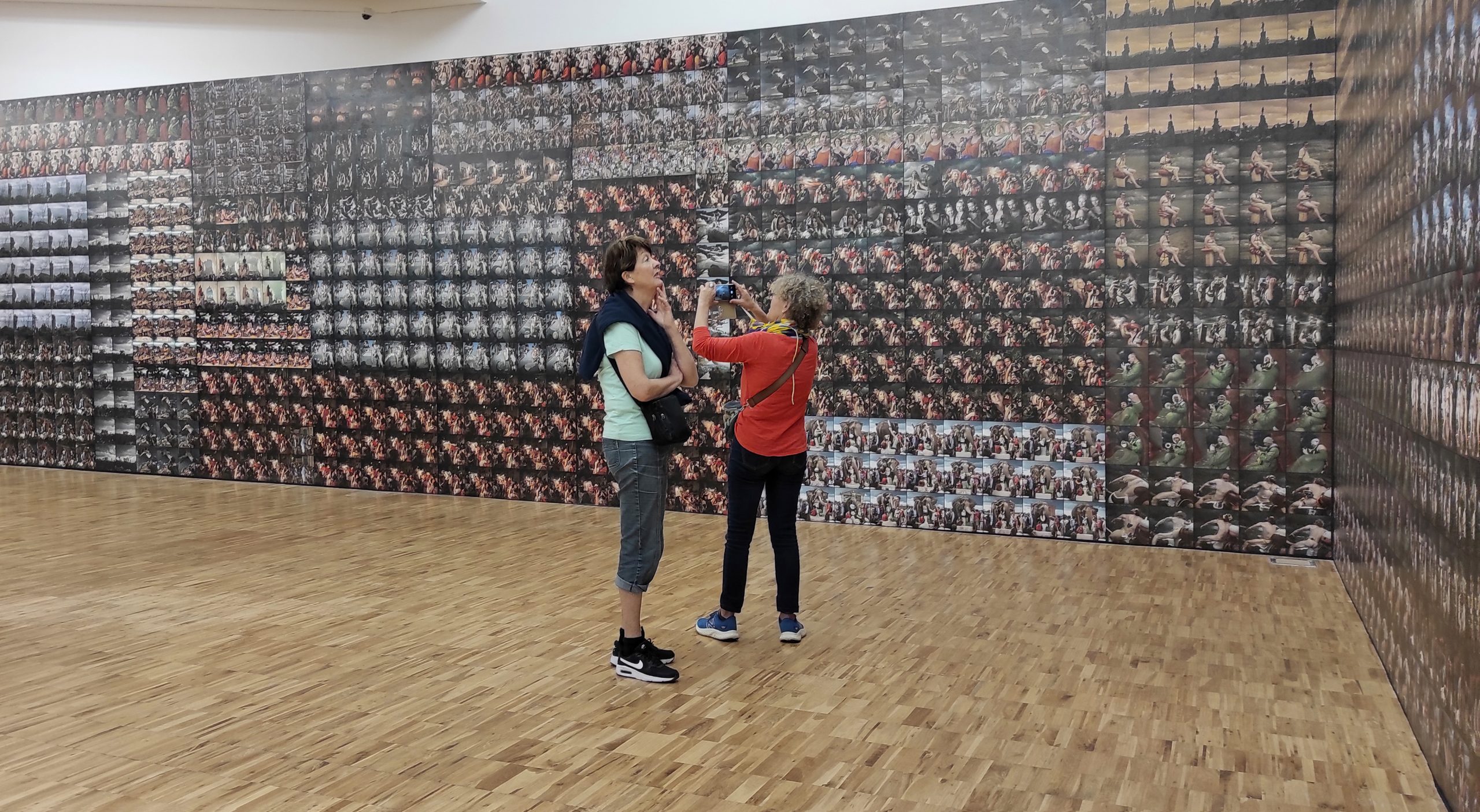 Imagen de la exposición "Prompt: the tourist gaze" en TEA, Tenerife Espacio de las Artes, 2025.