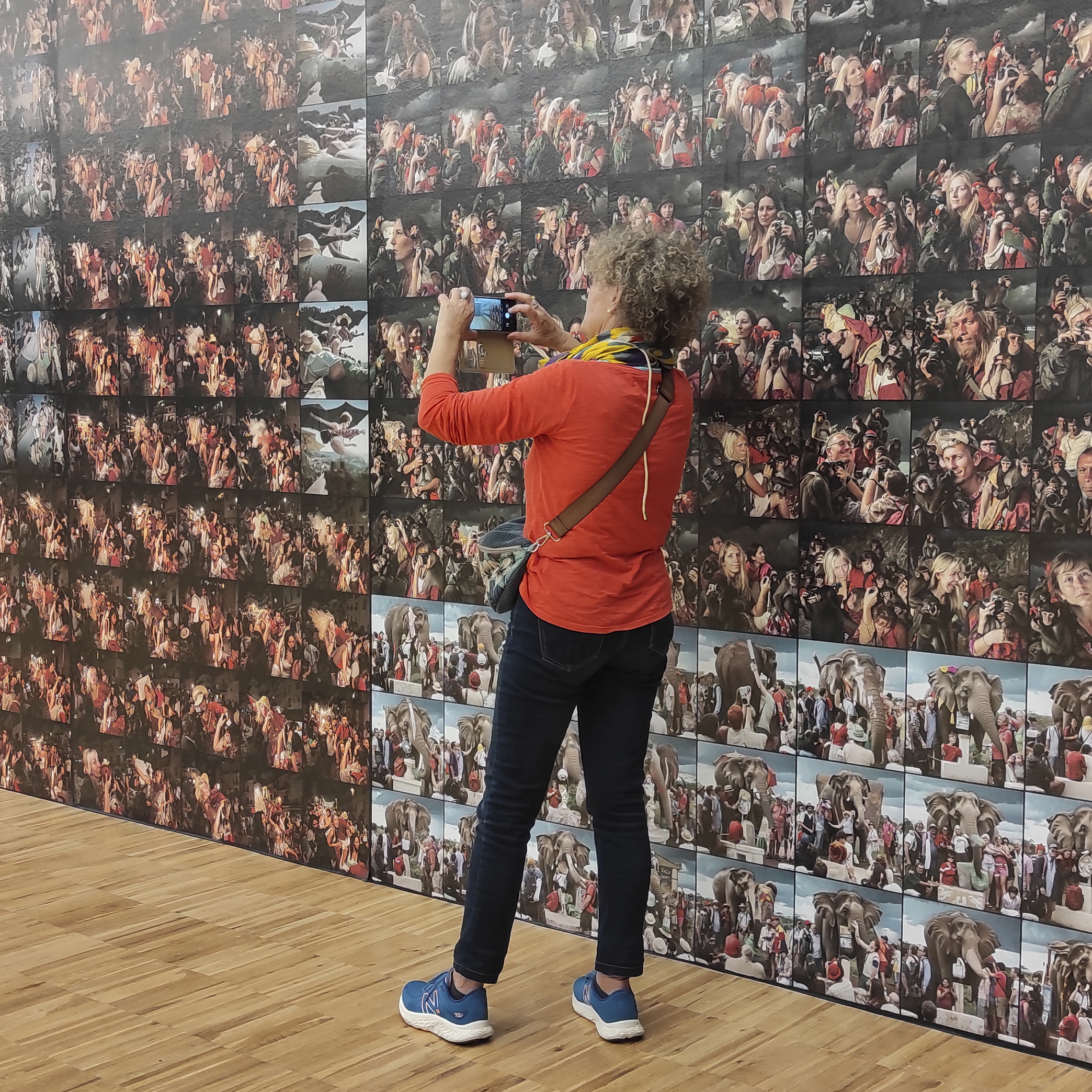 Imagen de la exposición "Prompt: the tourist gaze" en TEA, Tenerife Espacio de las Artes, 2025.