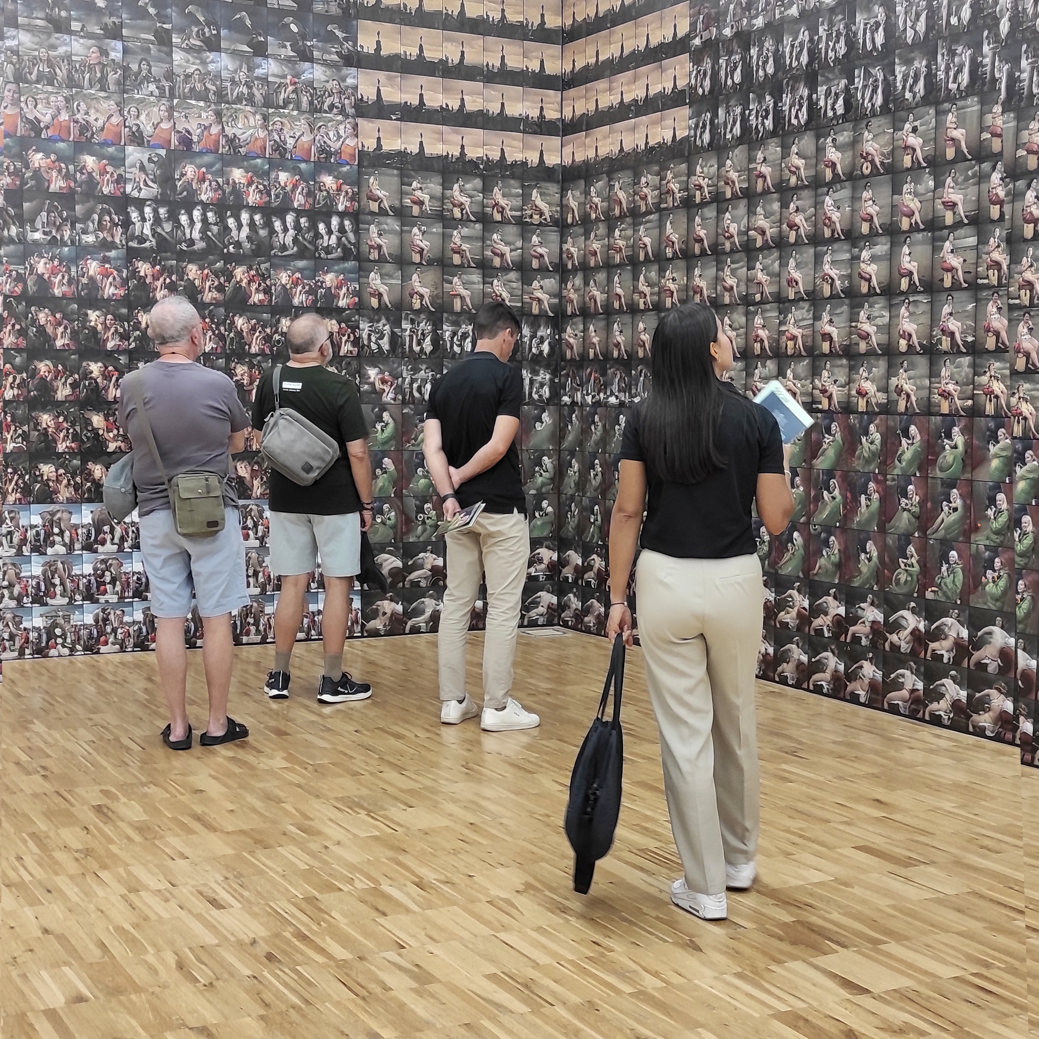 Imagen de la exposición "Prompt: the tourist gaze" en TEA, Tenerife Espacio de las Artes, 2025.