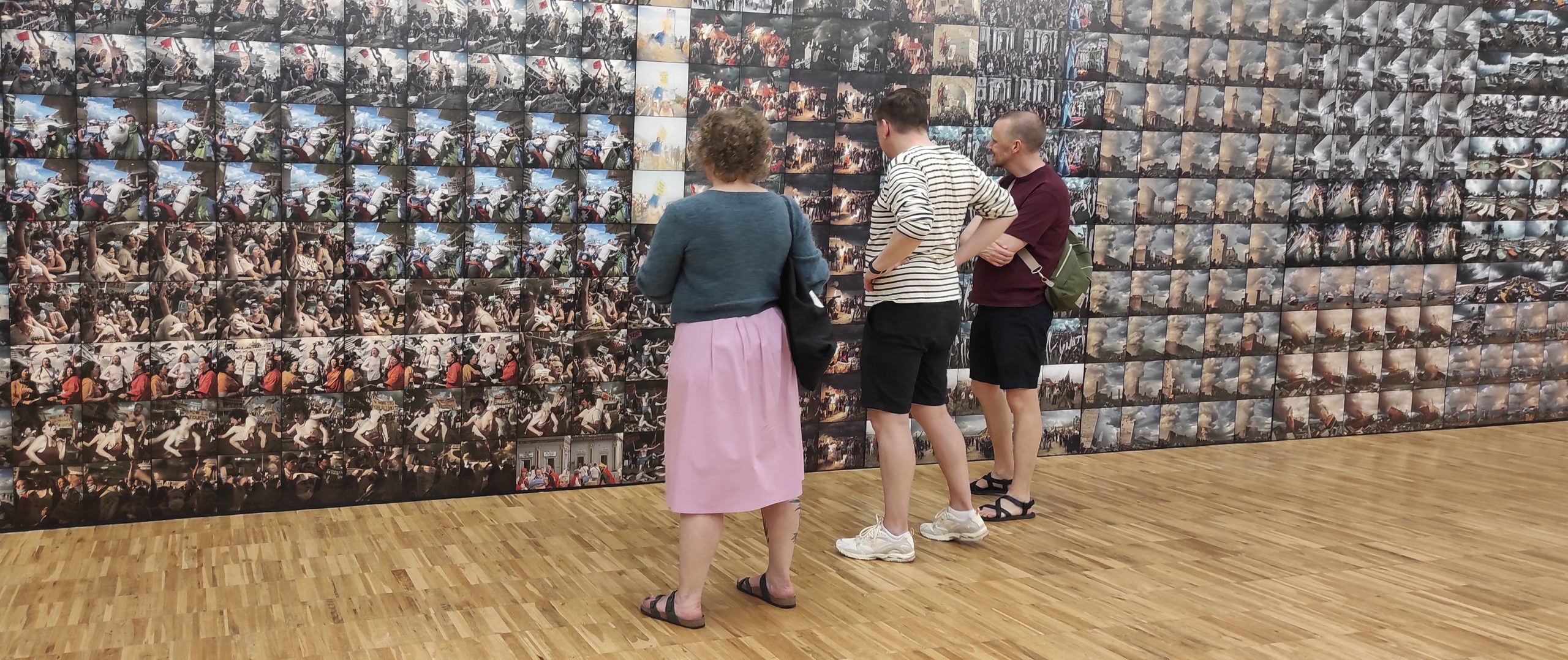 Imagen de la exposición "Prompt: the tourist gaze" en TEA, Tenerife Espacio de las Artes, 2025.