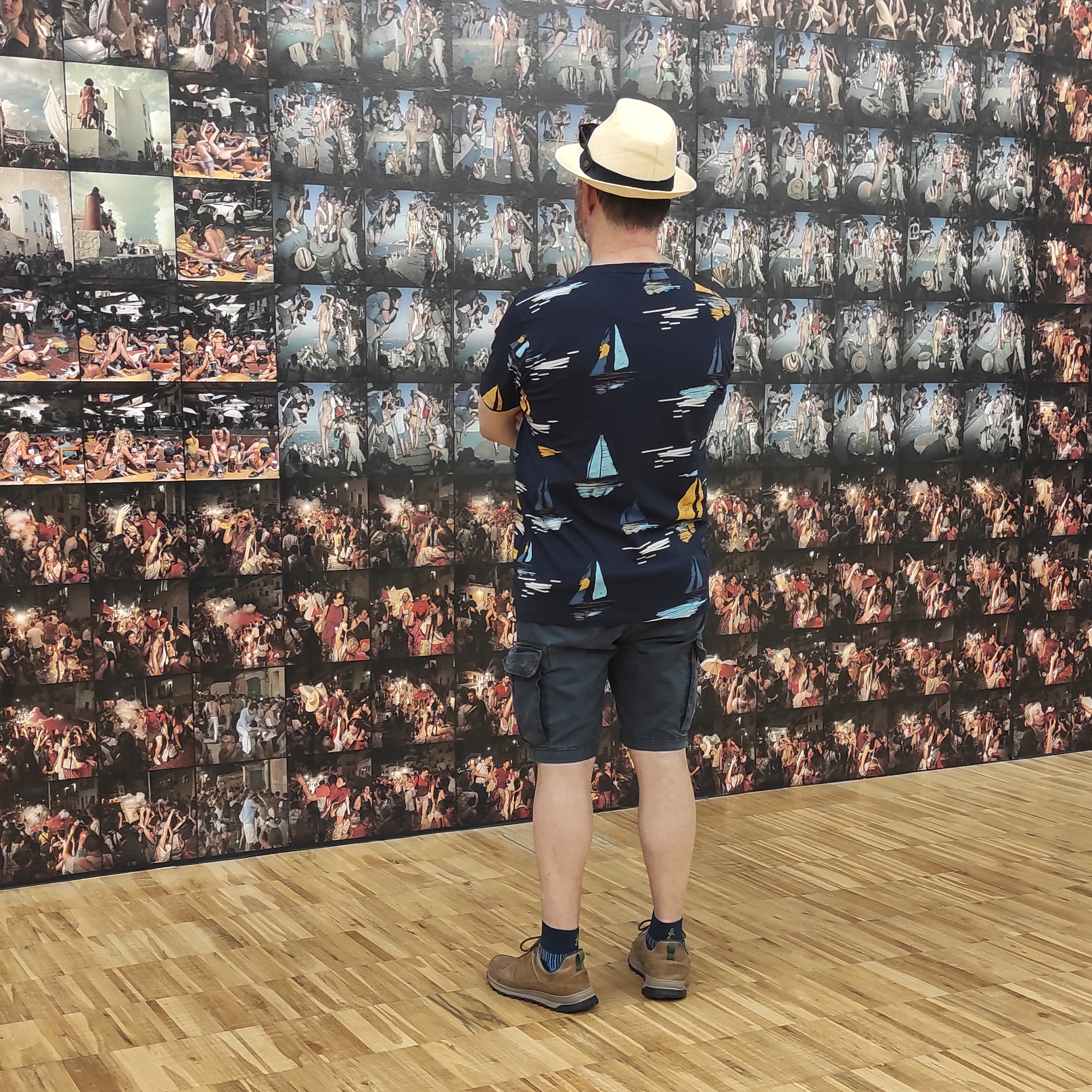 Imagen de la exposición "Prompt: the tourist gaze" en TEA, Tenerife Espacio de las Artes, 2025.