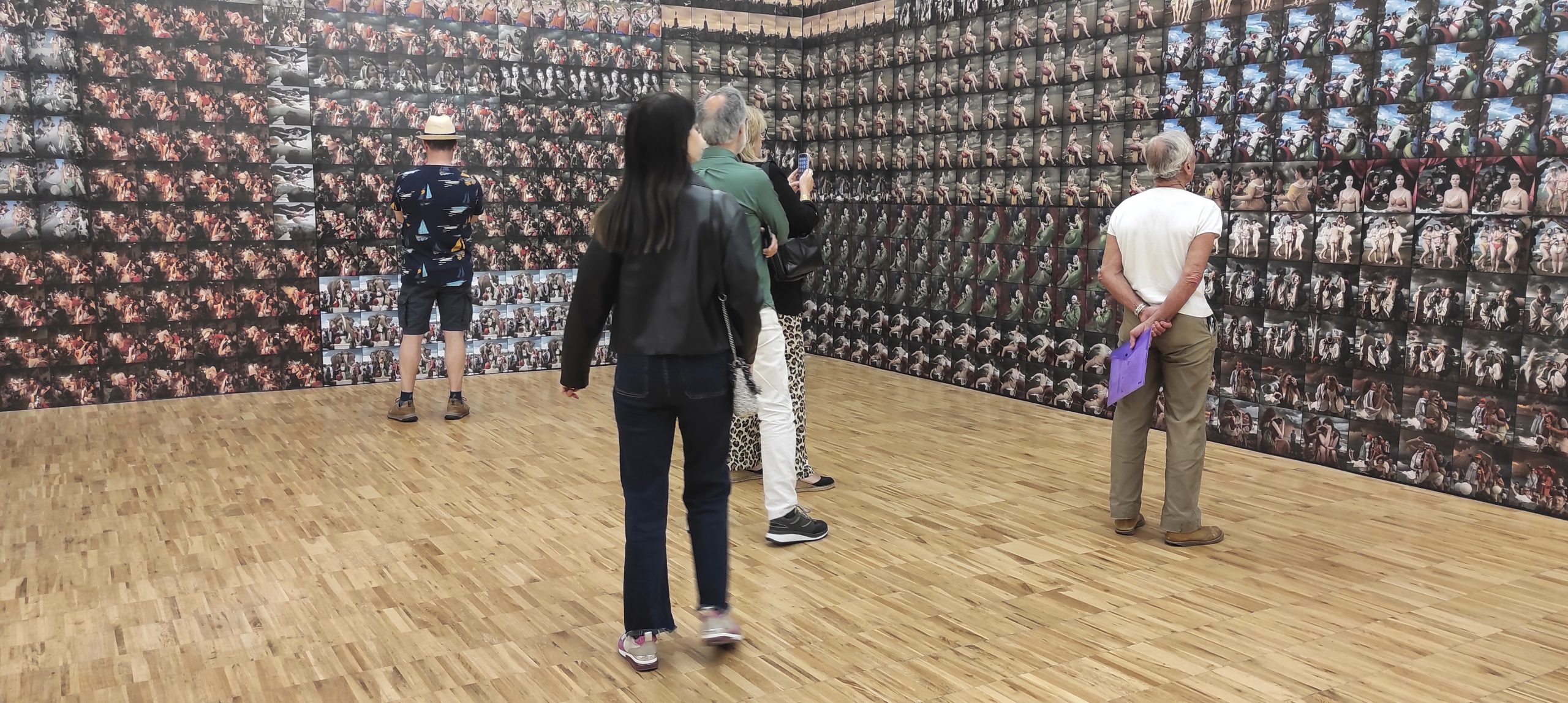 Imagen de la exposición "Prompt: the tourist gaze" en TEA, Tenerife Espacio de las Artes, 2025.