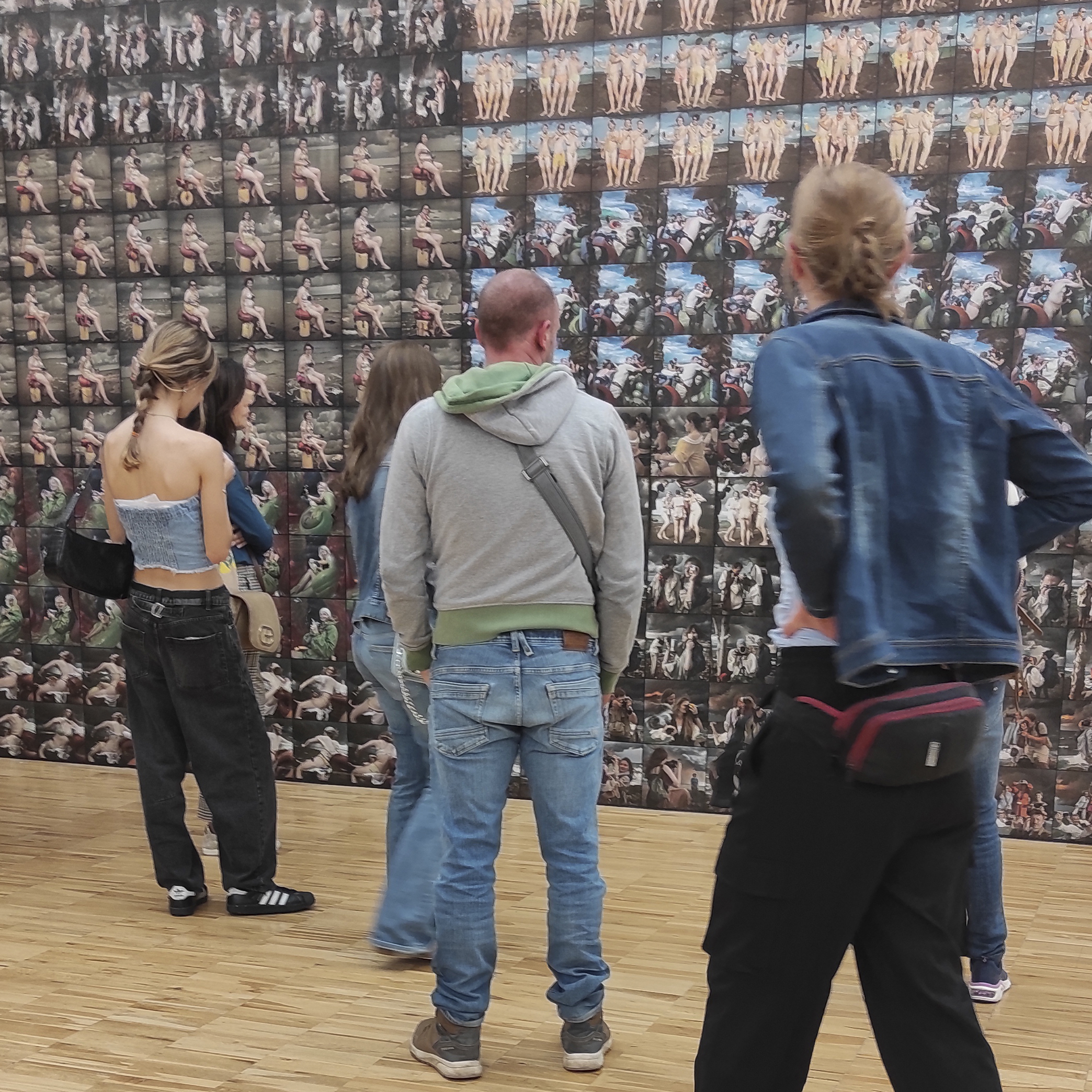 Imagen de la exposición "Prompt: the tourist gaze" en TEA, Tenerife Espacio de las Artes, 2025.